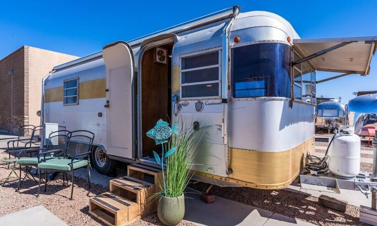 Tombstone House | SS Mindy-A Unique Tombstone Stay