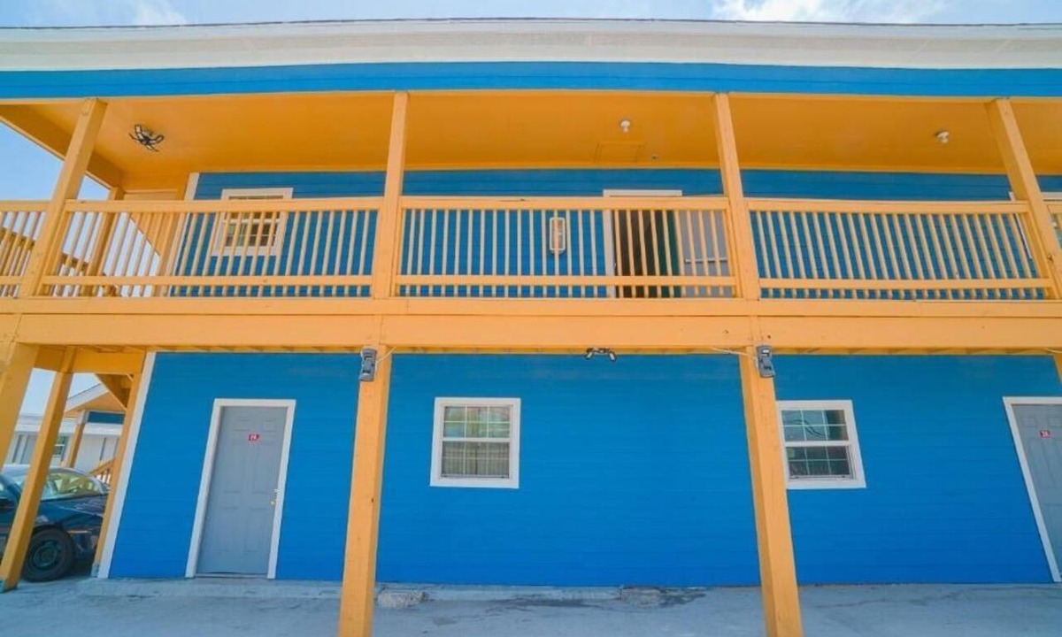 Flour Bluff Hotel | Stay Unit Pets Allowed Near Padre Island Beach With Free Parking For Guests