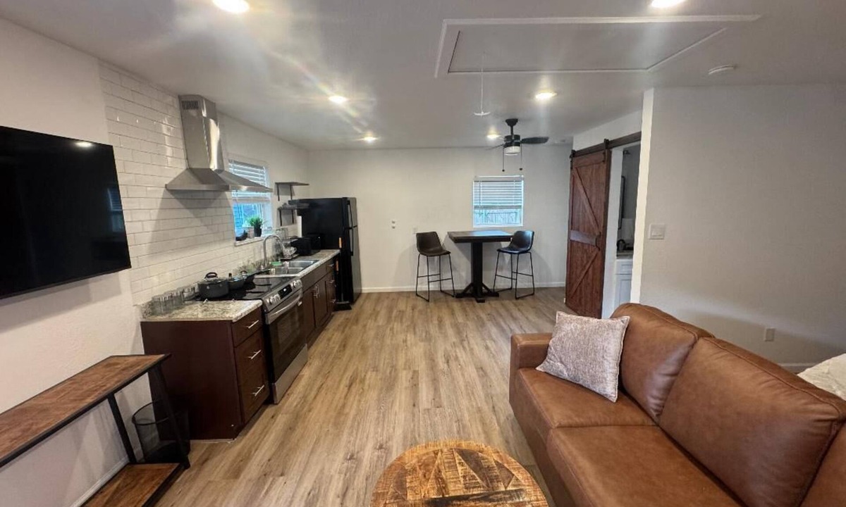 Fort Worth Apartment | " Studio- Quick Drive to TCU, Stockyards, Museums & Dickies Arena"