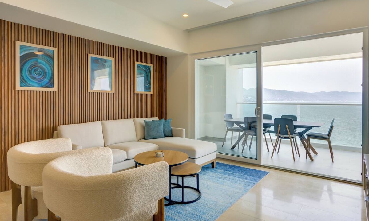 Las Glorias Apartment | Stunning Beachfront with Rooftop Pool, Gym Balcony