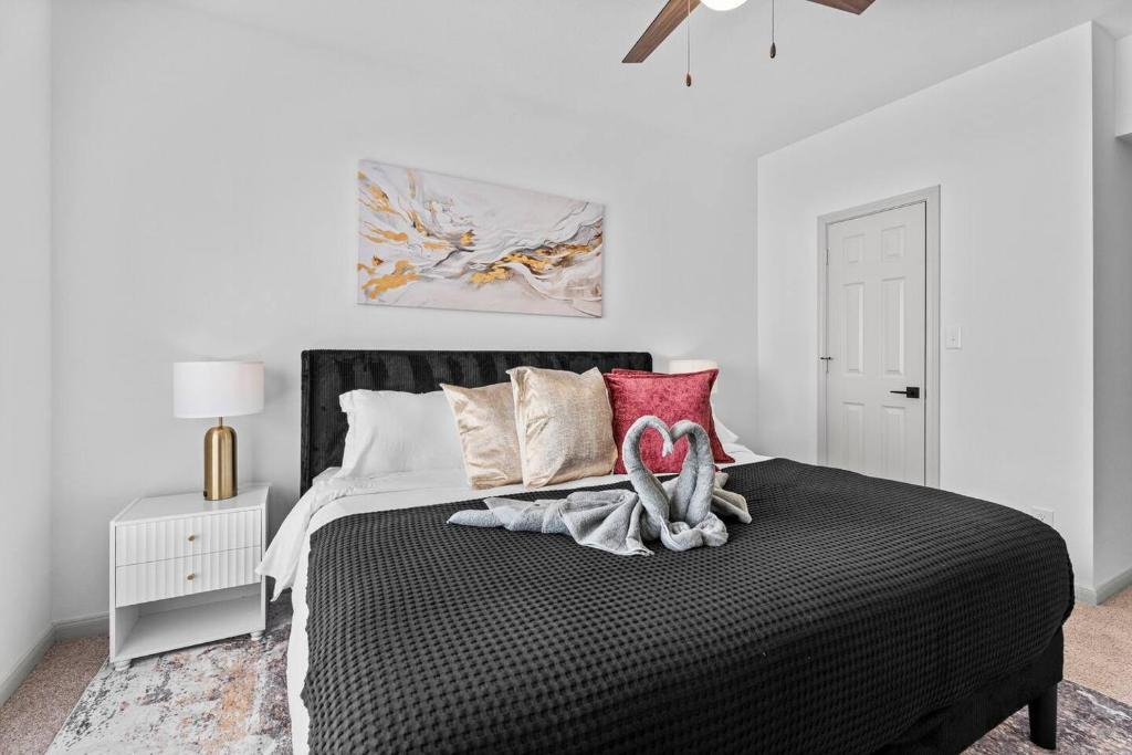 Montrose Apartment | Stylish 1BR in River Oaks Pool + Free Parking