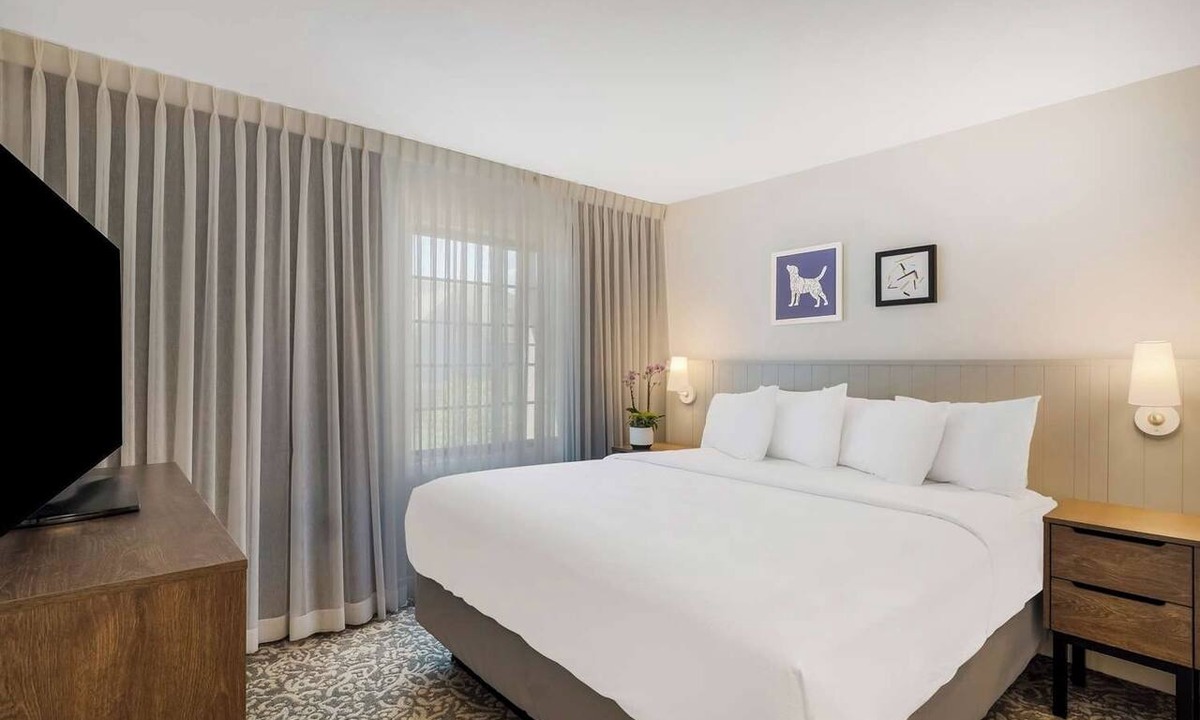 Acres Green Hotel | Stylish 2BR Suite for a Relaxing Stay | Breakfast Included | 3 Units
