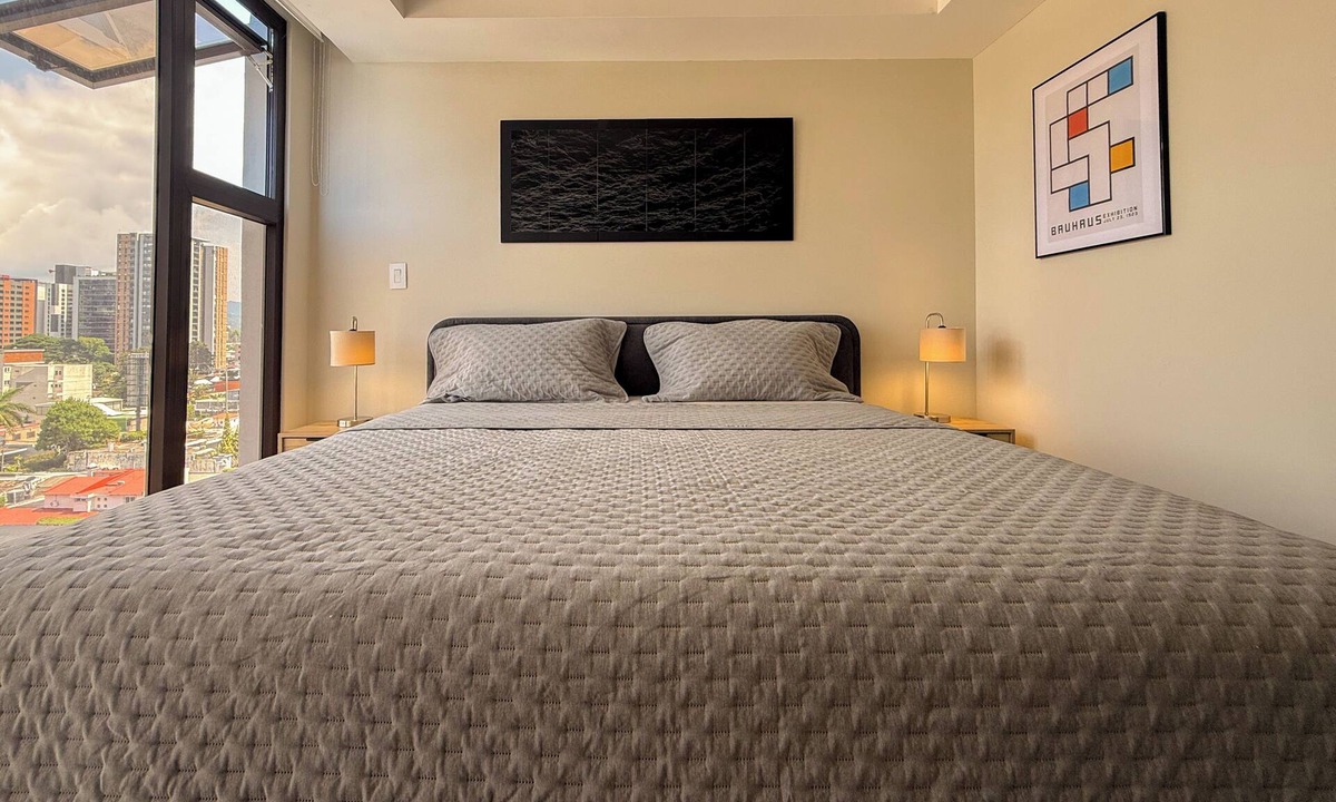 Zona 10 Apartment | Stylish · Stunning Views · King Bed · Work Space