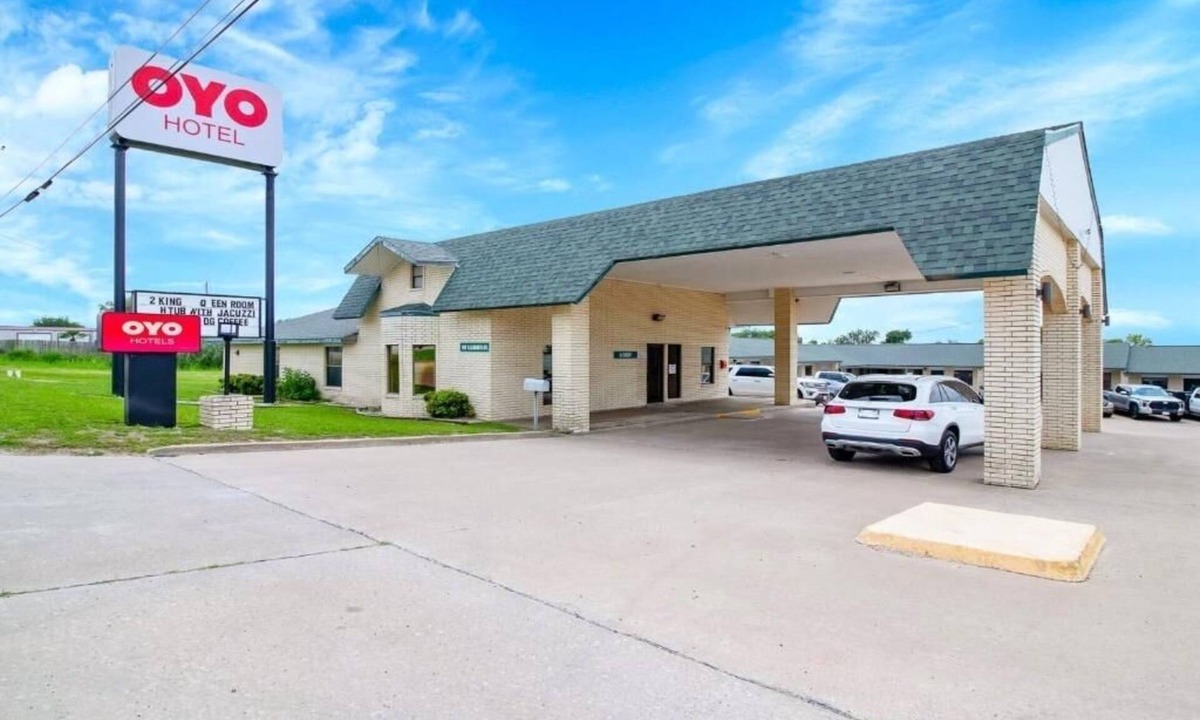 Oakville Hotel | Stylish Unit Near Sowells BBQ – Free Parking, Pet Friendly & Pool Access
