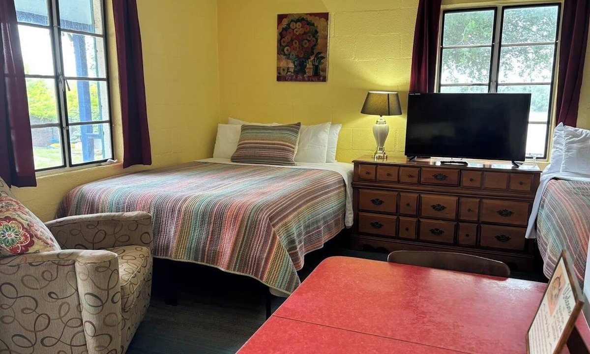 Kingsland Cabin | Sunfish Studio 1: Kingsland Pet Friendly with Pool!