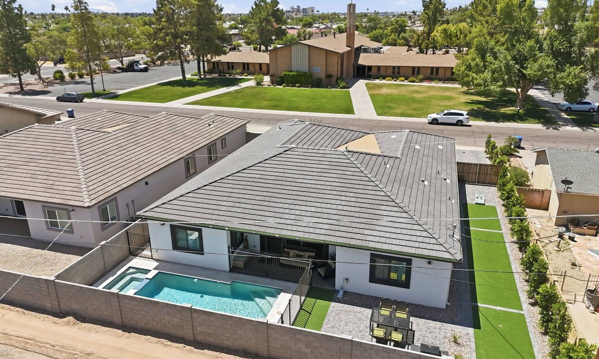 Gililland House | SunHaven Retreat Poolside Fun in Tempe w/Spa, Game Room & RV Parking