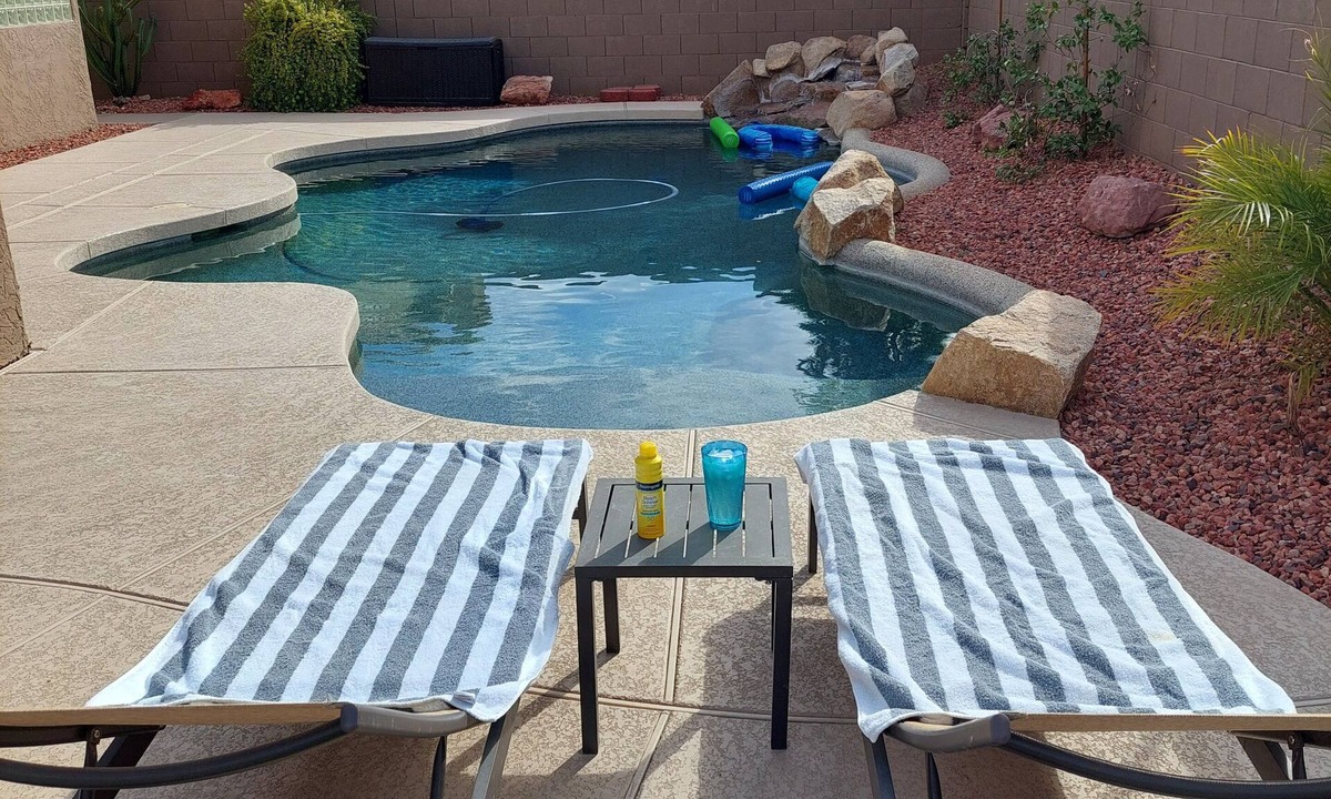 Peoria House | Sunny Days, Poolside Fun, and Space to Relax & Recharge ☀️💦