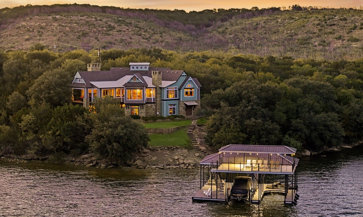 Graham House | Sunset Manor- with a DOCK & HOT TUB!