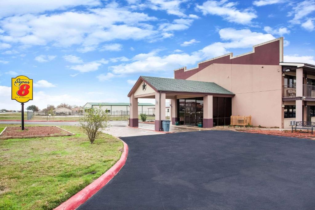 Giddings Hotel | Super 8 by Wyndham Giddings