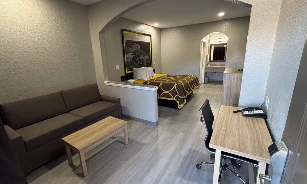 Brookhollow Hotel | Super 8 by Wyndham Houston/Brookhollow NW