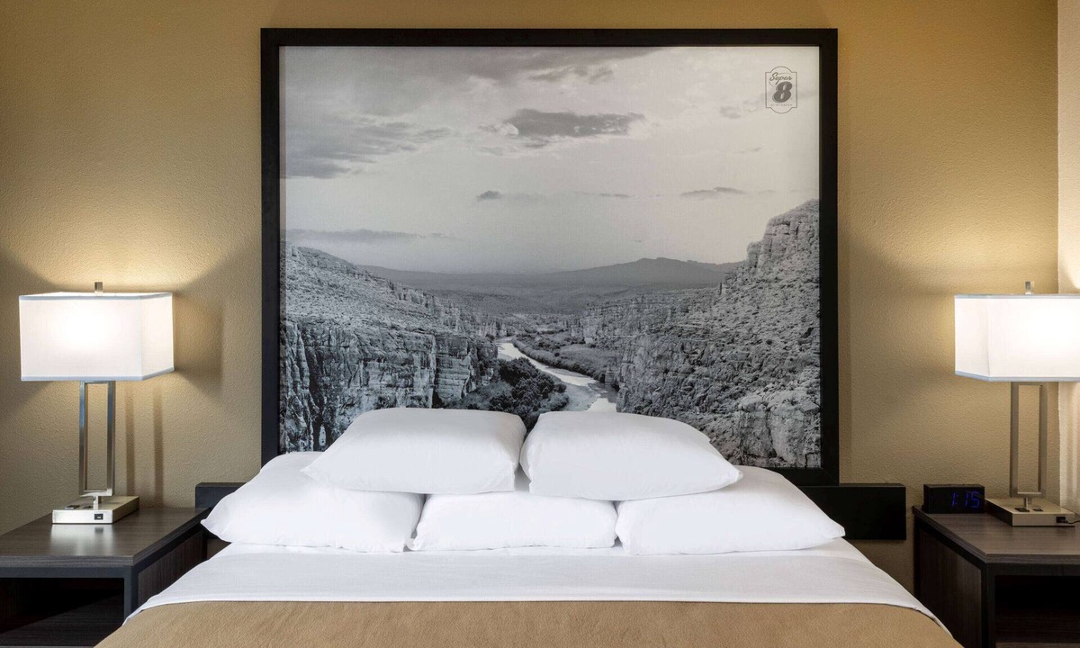 Bonanza Hotel | Super 8 by Wyndham Laredo