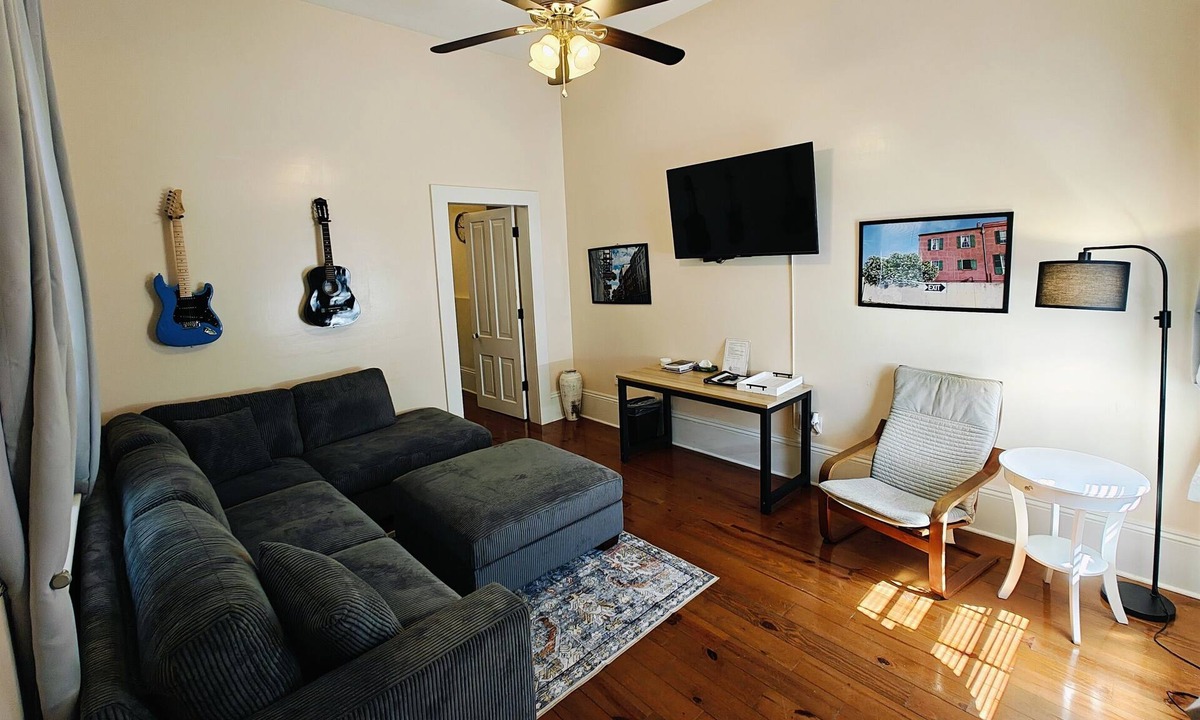 East Riverside House | Tchop Gun 2. Classic Uptown +Unit1 for More Guests