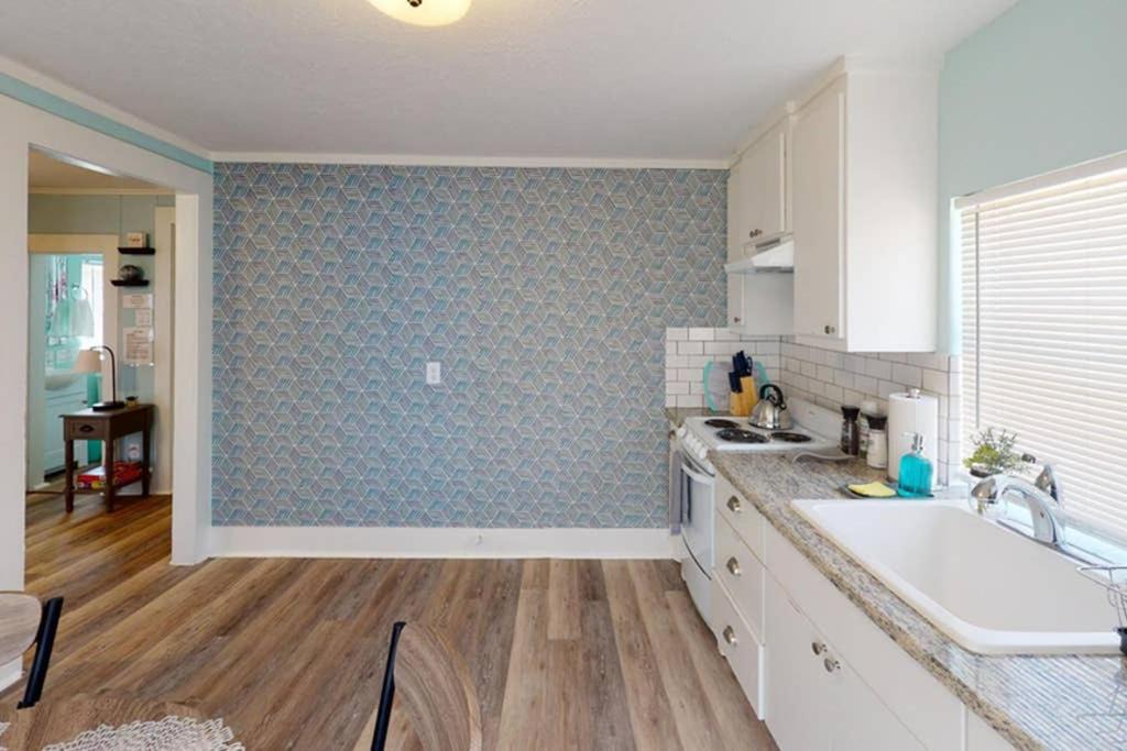 Baytown Apartment | The Comfi Coral - Apartment Home Studio C