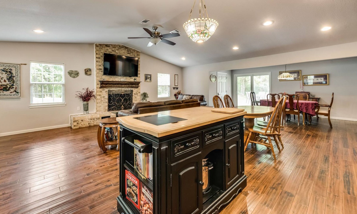 Carolyn Estates House | The Hummingbird House