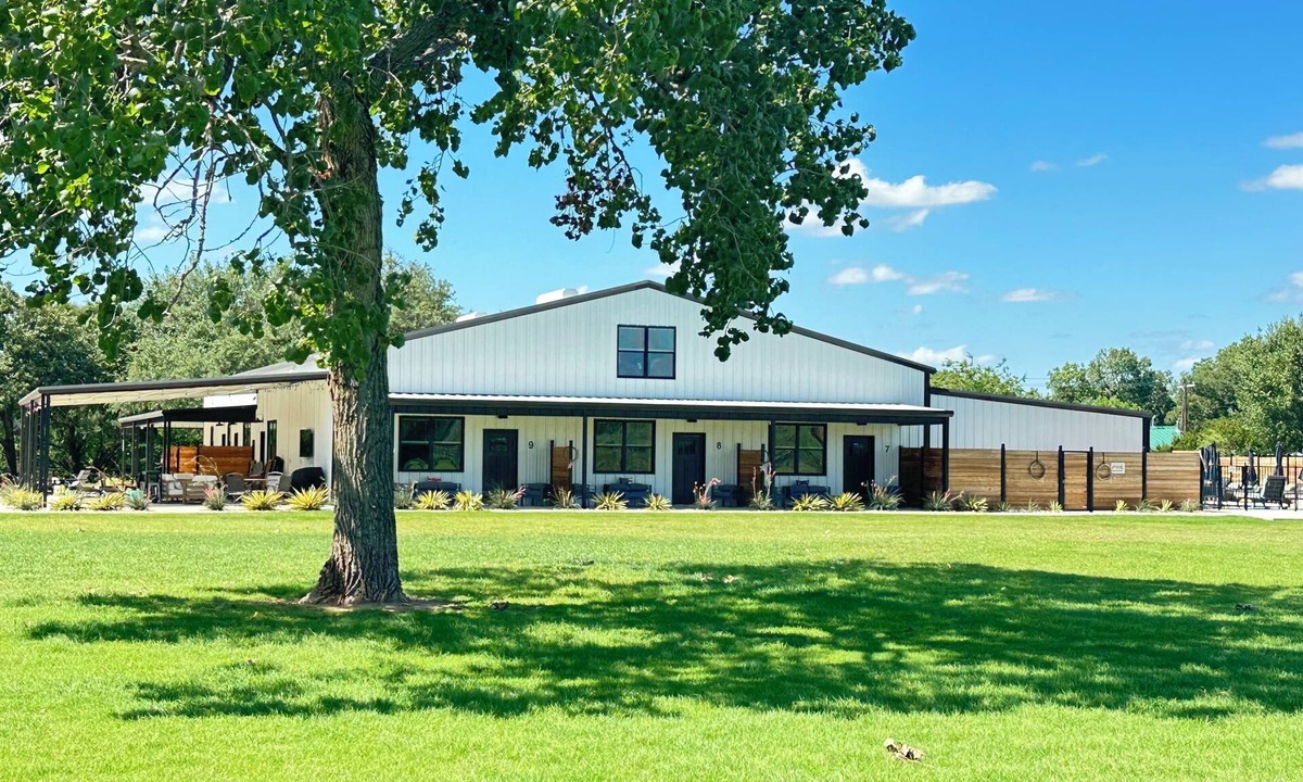 Dennis Hotel | The Main Barndo PLUS 9 Bungalows @BarndoBungalows