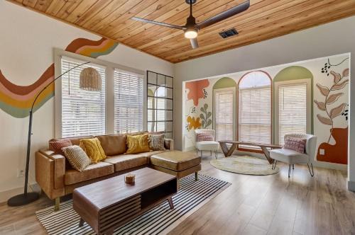 Eastside Promise Neighborhood House | The Retro Retreat - Close to Downtown, Fort Sam