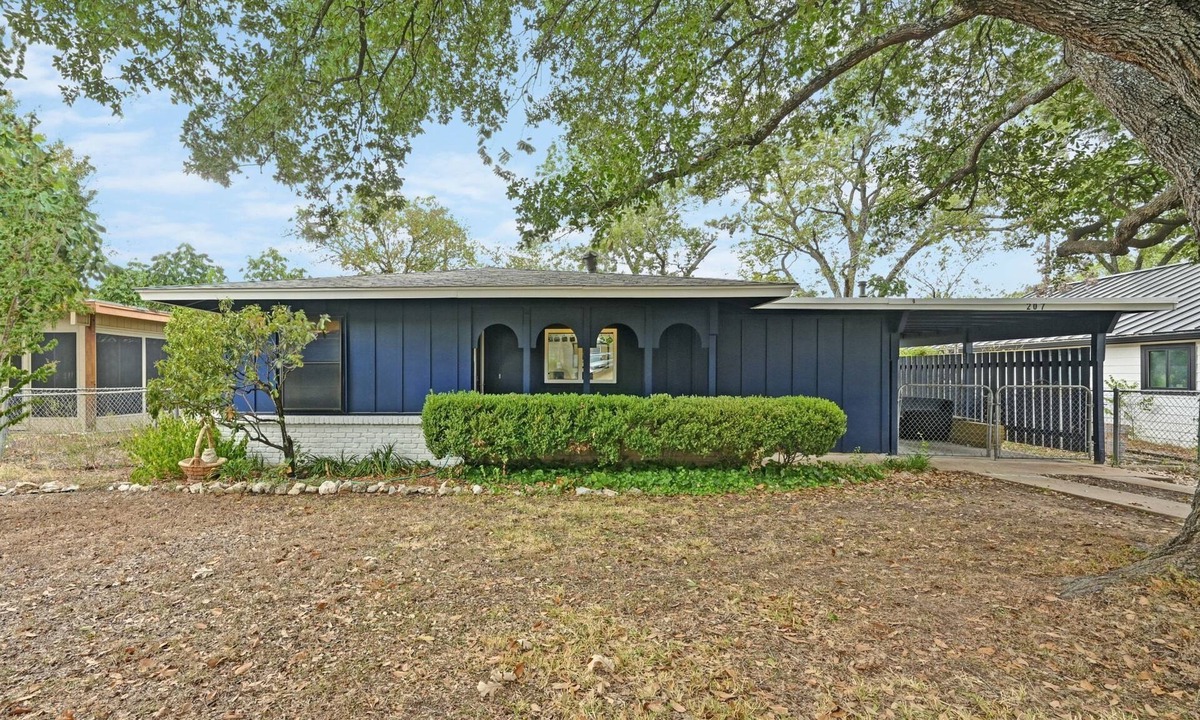 East Congress House | The Row on SoCo – Your Austin Basecamp