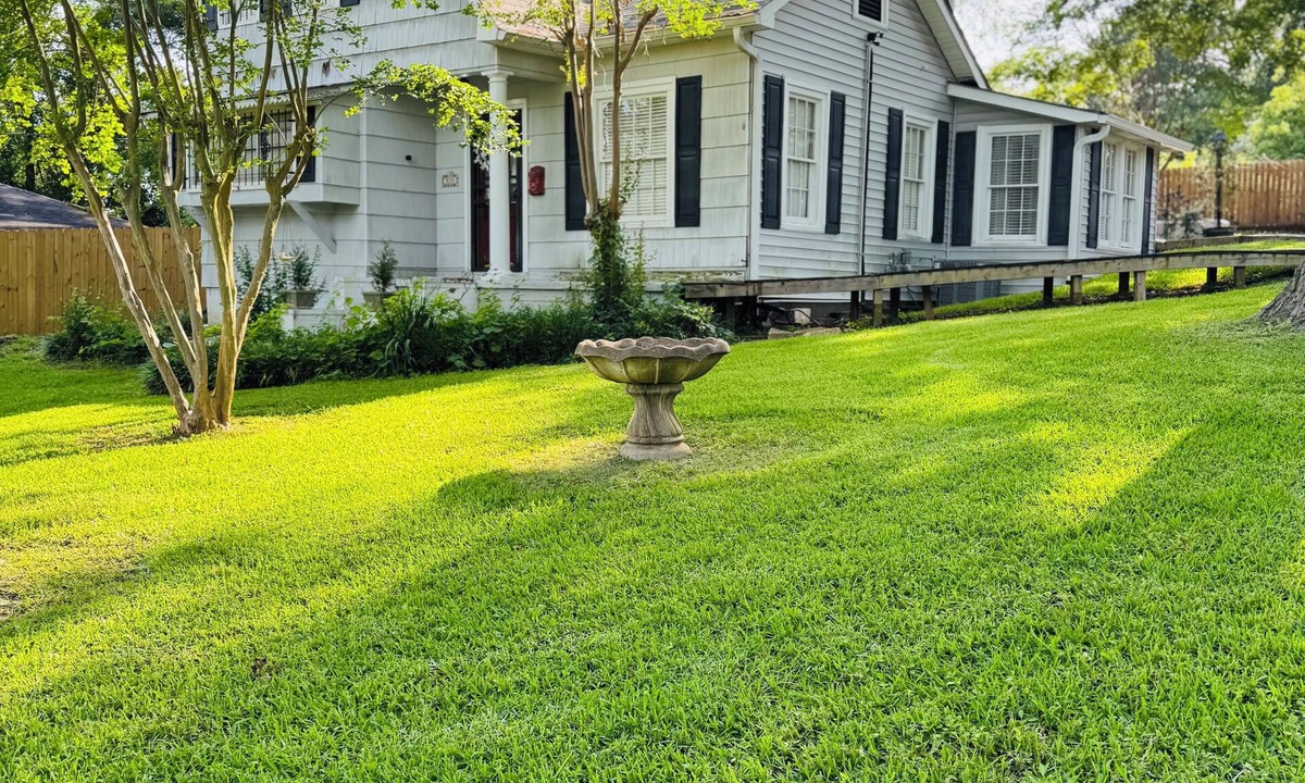 Downtown Historic House | This Charming Cottage home located in Historic Downtown Natchitoches.