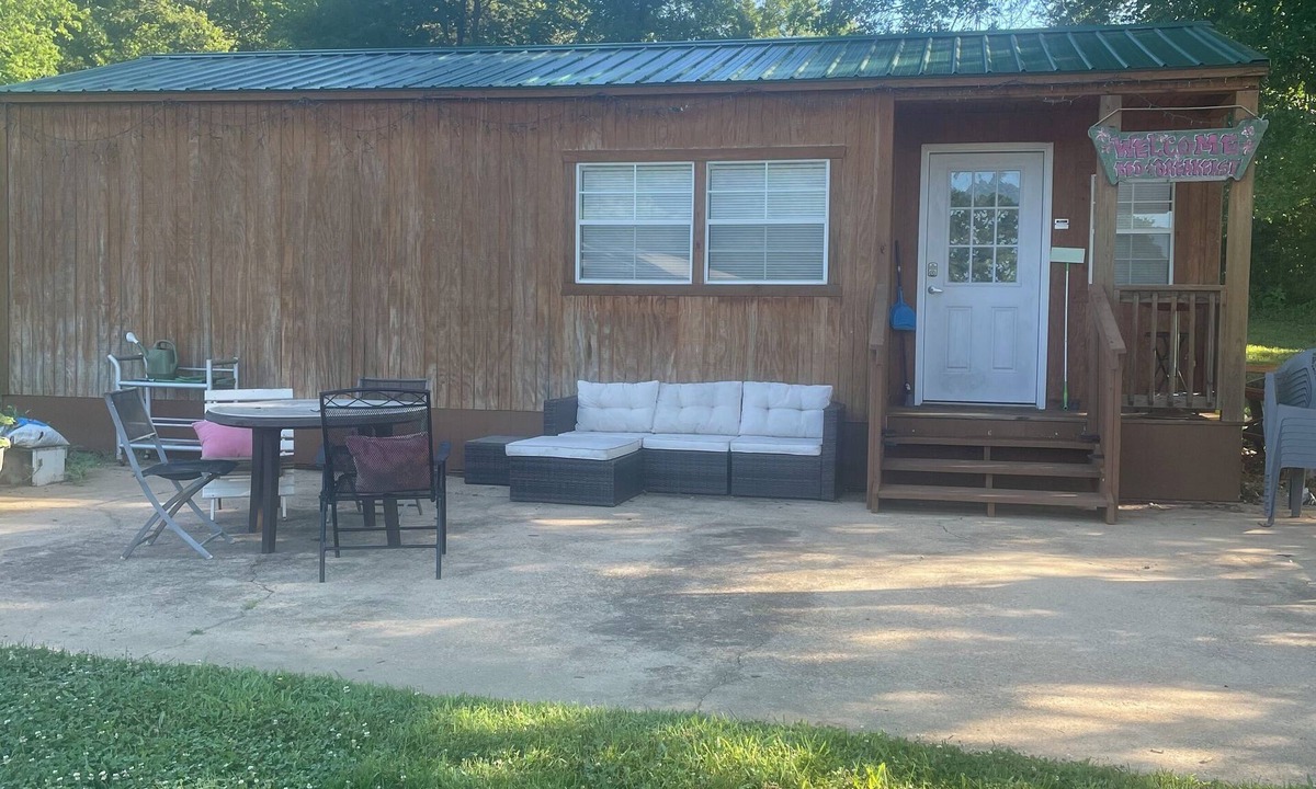 Bakersfield House | Tiny Cozy Home in Missouri
