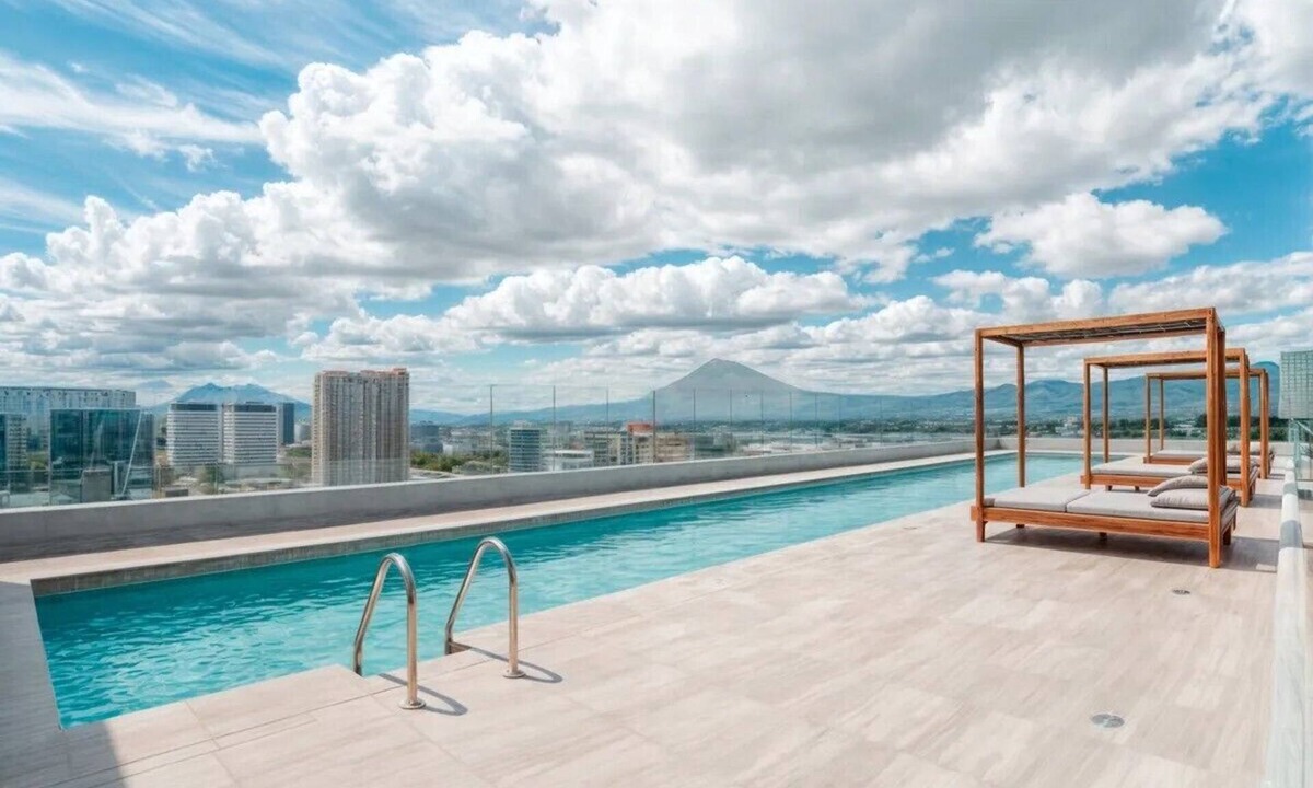 Zona 10 Apartment | Tranquil 3-bedroom apartment with fitness room and pool in Ciudad de Guatemala