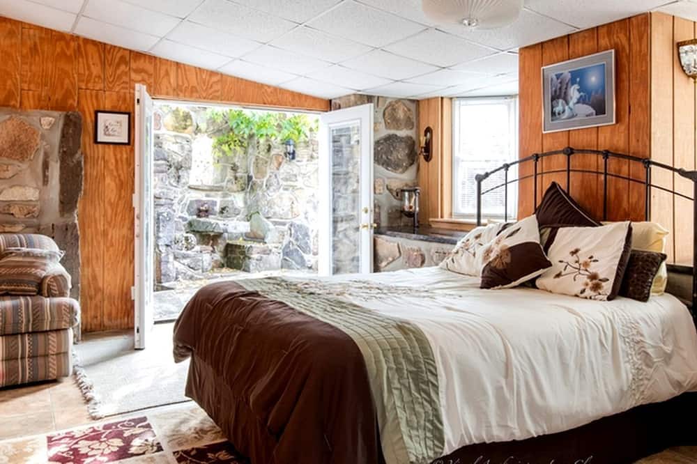 Omaha Cottage | Tranquil Stone Cottage Behind Castle Walls in the Ozarks