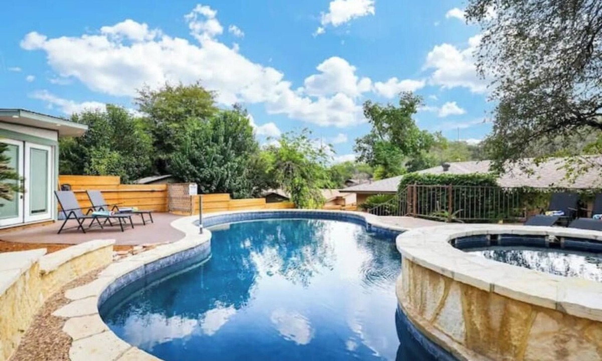 Medical Center District House | Tropical 7-Bed Escape with Heated Swimming Pool & Hot Tub in Central Location