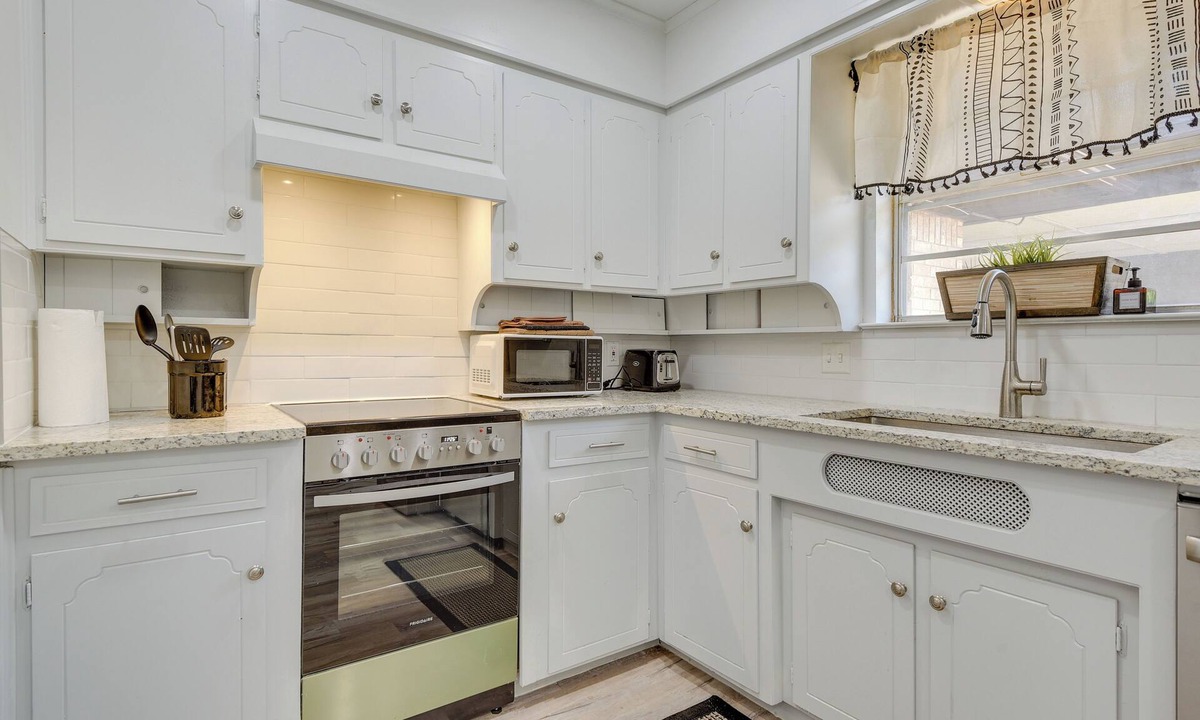 Fort Worth Apartment | 'Tru’ Bohemian' Benbrook Apt: 9 Mi to Fort Worth!
