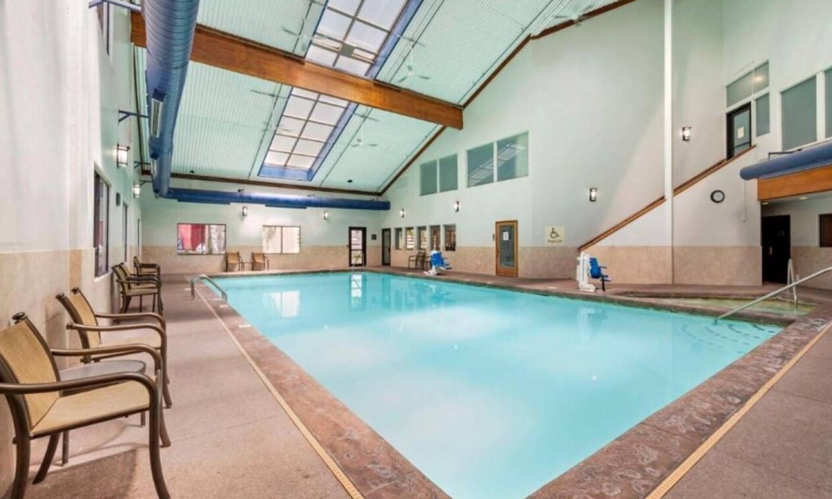 Eagle Hotel | Two Pet-Friendly 2-Floor Suites w/Free Breakfast & Parking +Indoor Pool Access