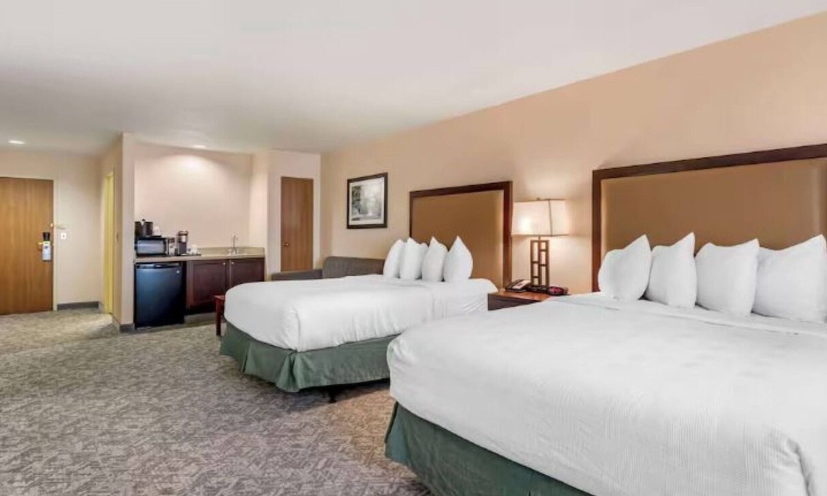 Eagle Hotel | Two Pet-Friendly 2-Floor Suites w/Free Breakfast & Parking +Indoor Pool Access