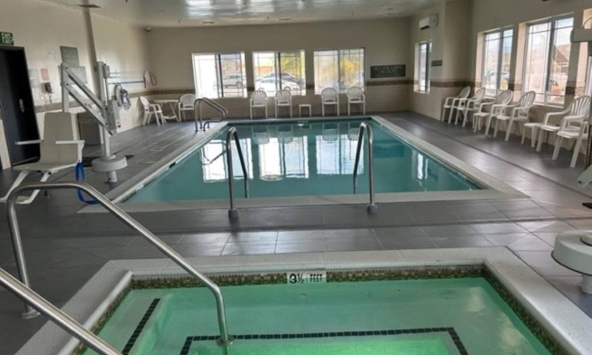 Barstow Hotel | Two Relaxed, Convenient Rooms w/Breakfast Near Restaurants + Gas Stations