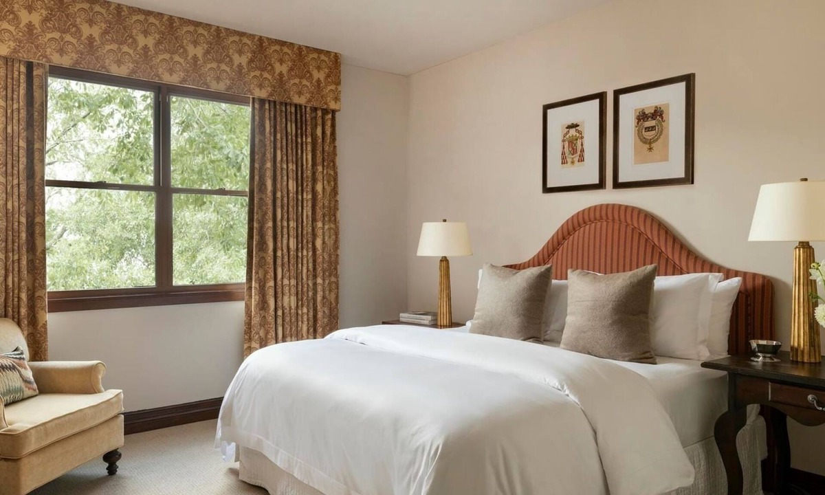 Uptown Hotel | Two Superior Suite | Hotel Granduca | Antique Suite Steps to River Oaks