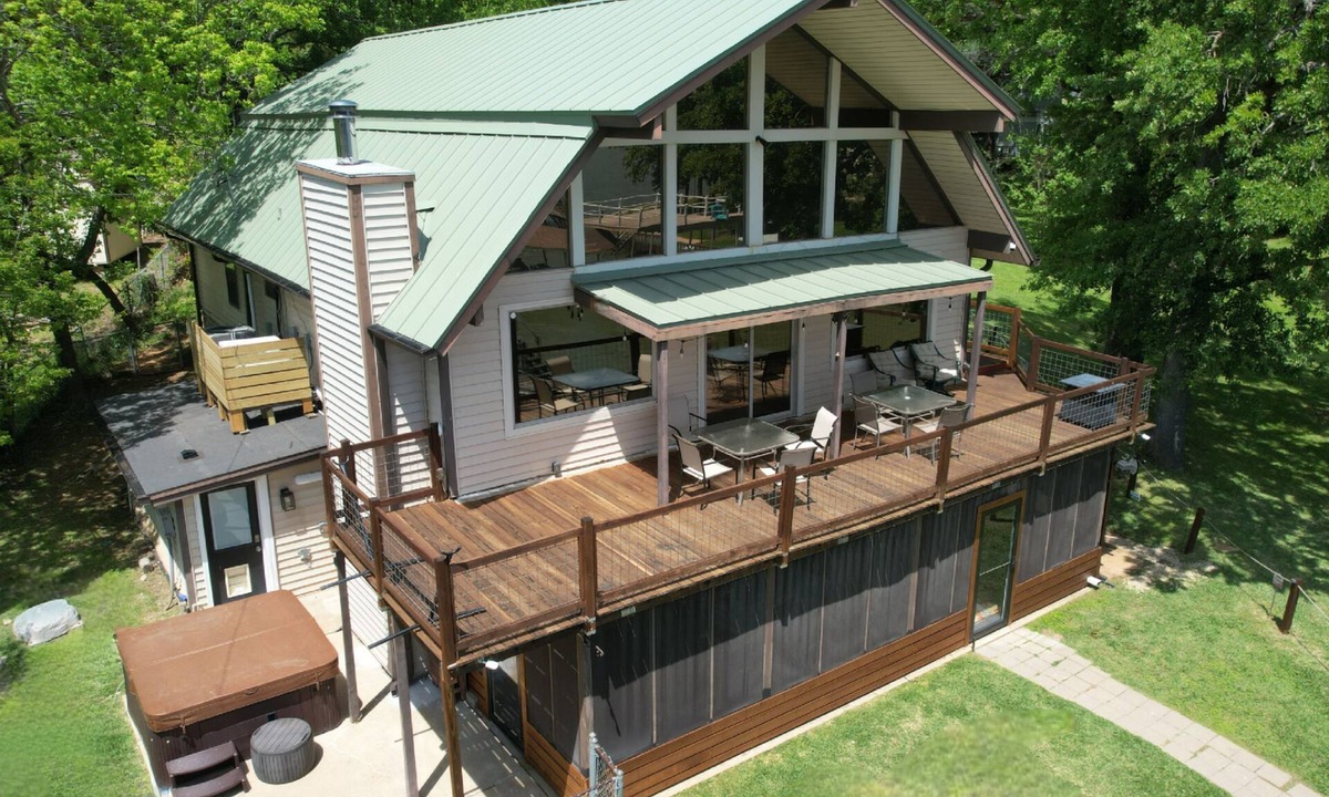 Seven Points House | Updated Large Retreat on the Water Free Kayaks and Hot tub!