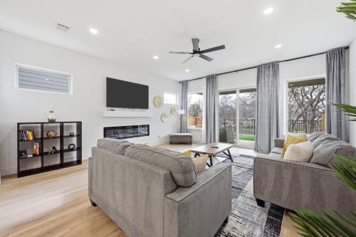 Dallas House | Upscale 3BR 3.5BA | Patio & Garage | UTSW