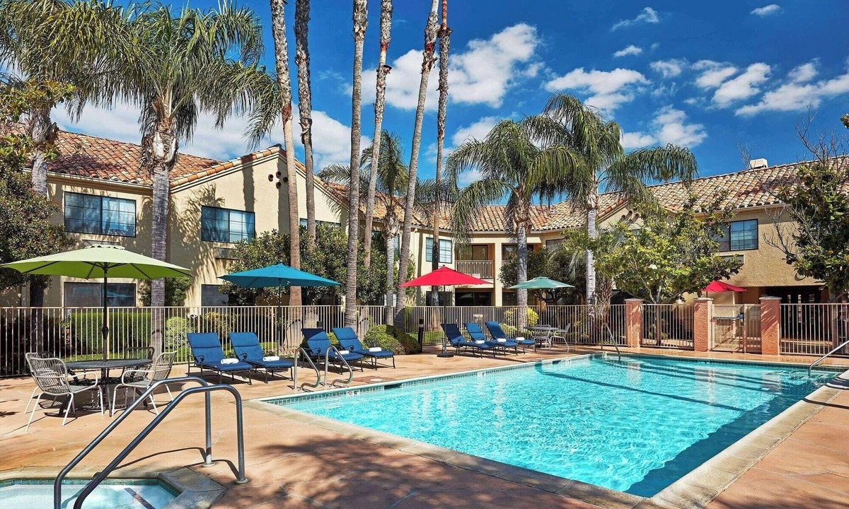Valencia Hotel | Upscale King Room | 0.1 Miles to Six Flags | On-Site Restaurant & Lounge