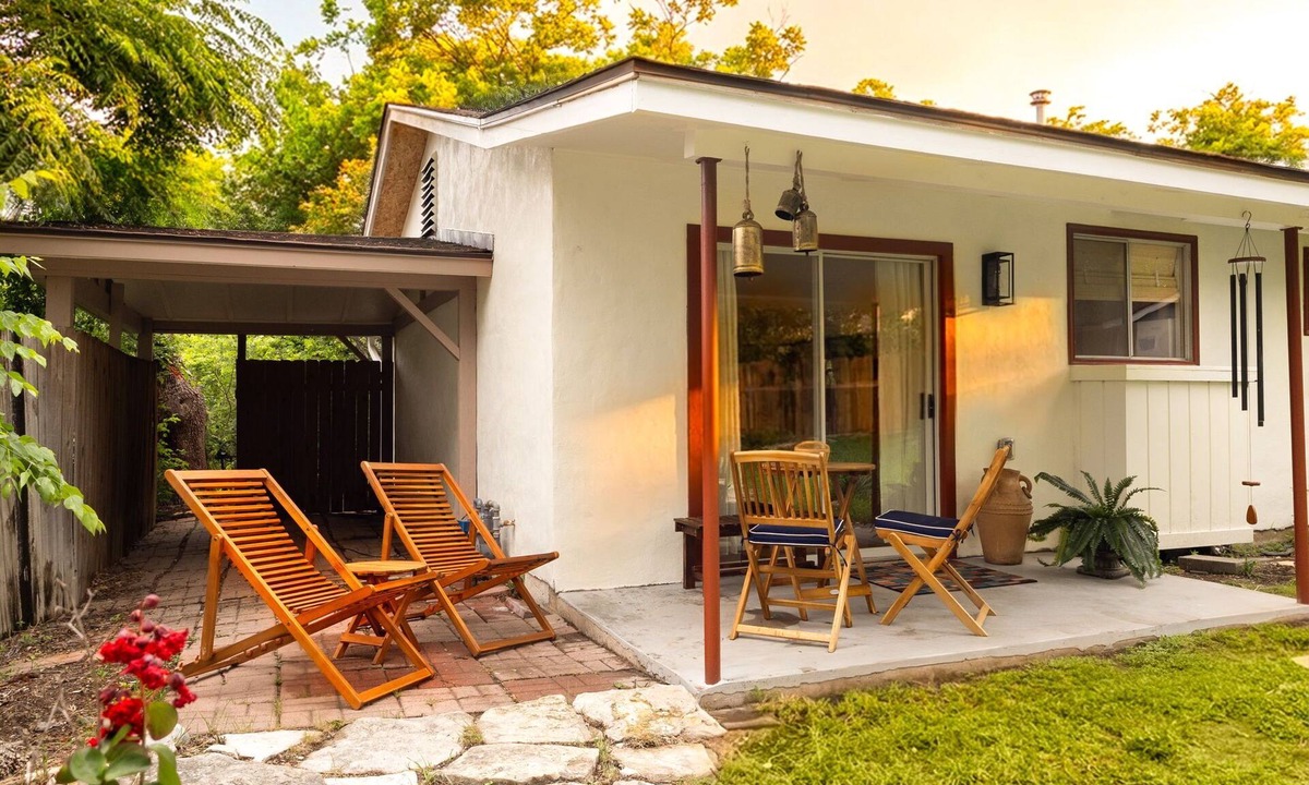 Alamo Heights House | Urban Nest Steps to Café & Yoga, 8 mins to Airport