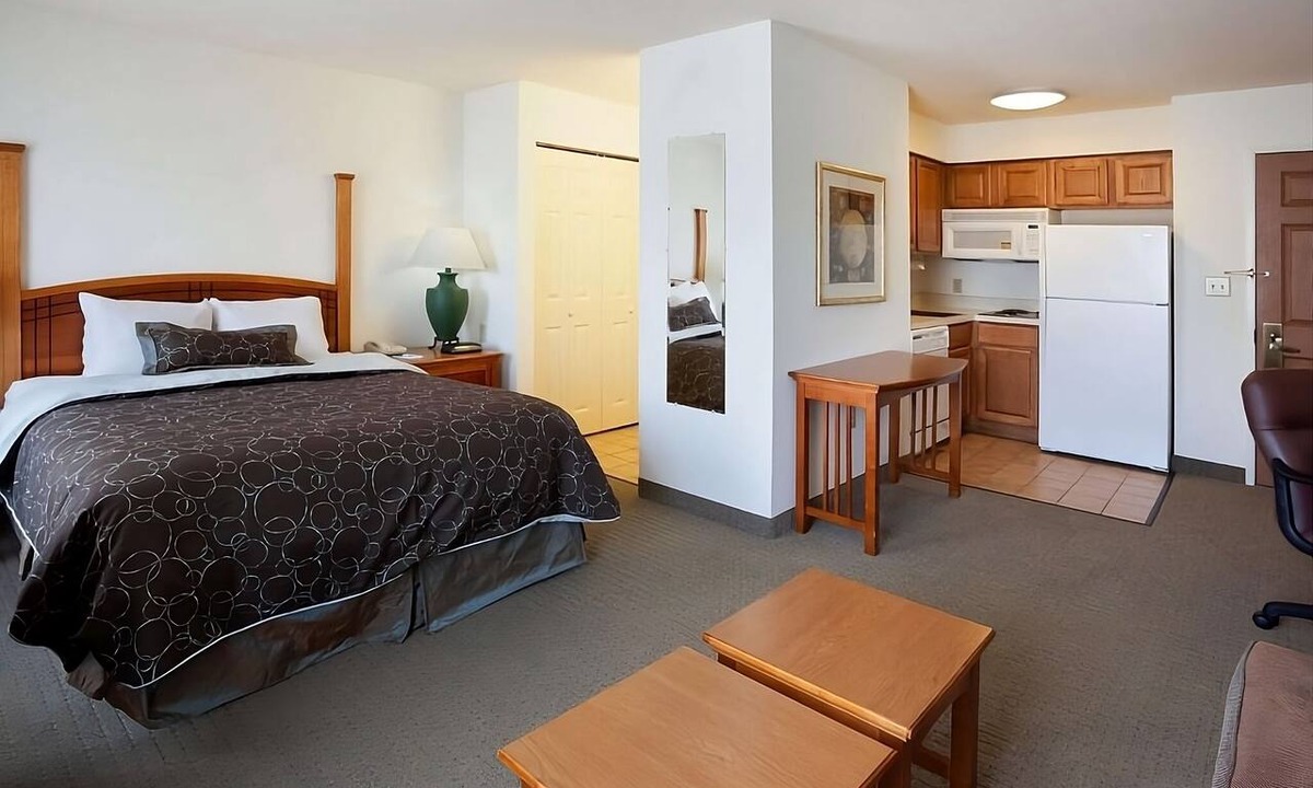 Vance Jackson Hotel | Urban Retreat | 3 Suites with Kitchens | Free Breakfast | Pool