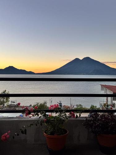 Panajachel Villa | Villa de las aves with Lake Access