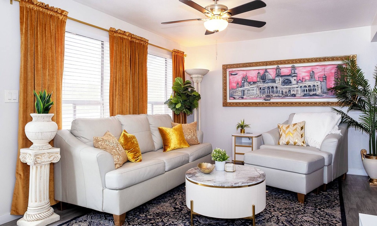 Brentwood-Cavalier Villa | ~Villa Golden~ Centrally located, King Bed!