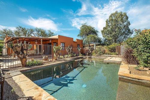 Blenman-Elm House | Villa Laguna - Spacious 3BR 1BA Private Pool Oasis Near UofA