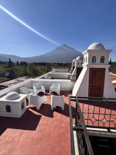 Antigua Guatemala House | Villa San Lazaro, Alojamiento entero, para 8 personas en Antigua con amplio parqueo y terraza con vistas al volcan