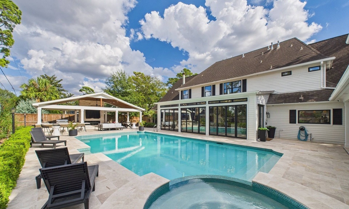 Houston House | Wagon Wheel BNB 7 BDR house with pool + spa, 20 min to IAH