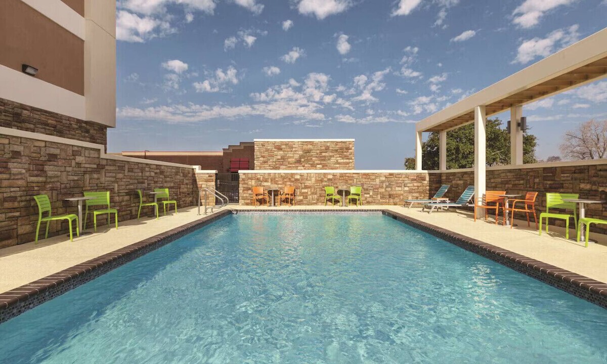College Station Hotel | Walk to A&M: Double Queen + Breakfast, Pool&Gym