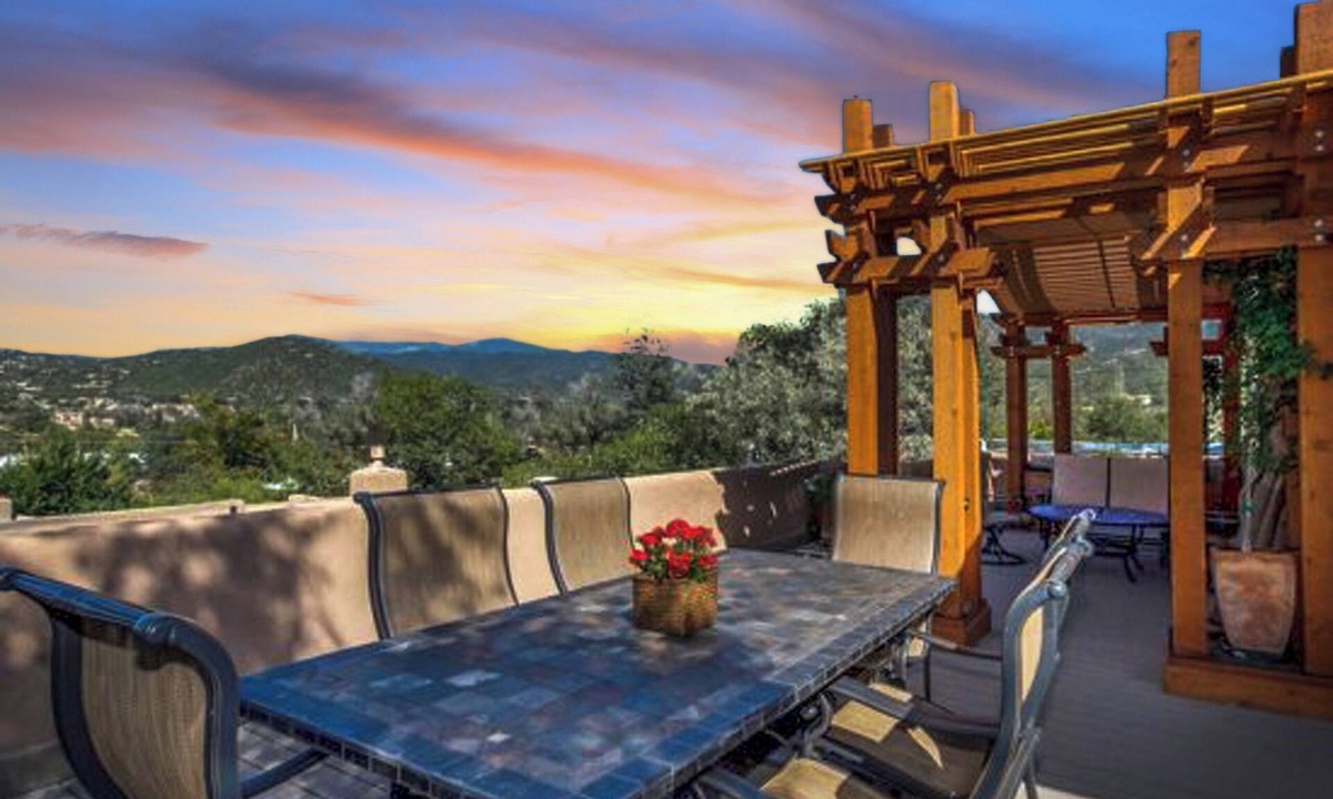 Historic Eastside House | Walk to Canyon Rd | Mountain Views | Great Outdoor Space | 2 Masters