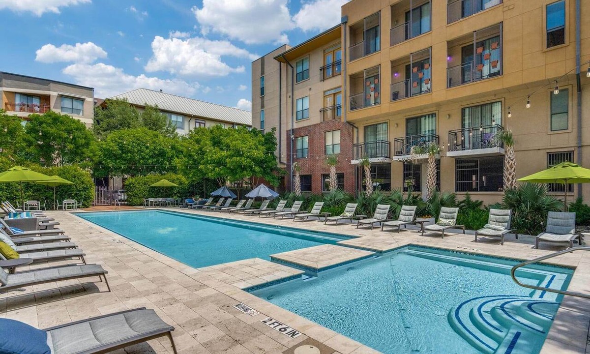 Legacy Park Apartment | Walkable Chic Studio in Trendy Area/Parking garage/Wifi