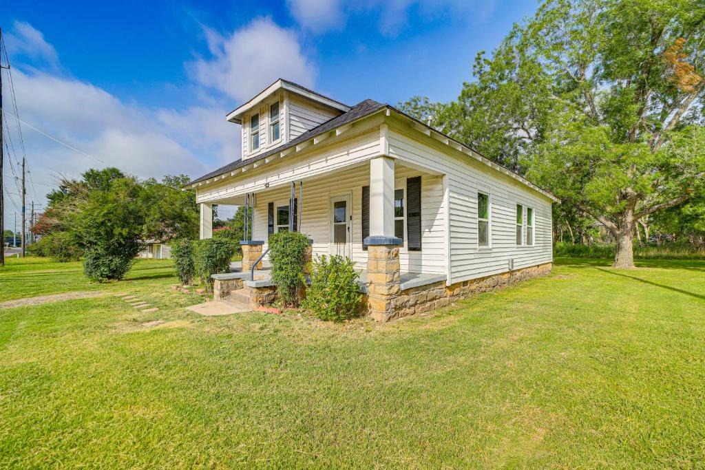 McAlester House | Walkable Neighborhood! Extended Stay in McAlester