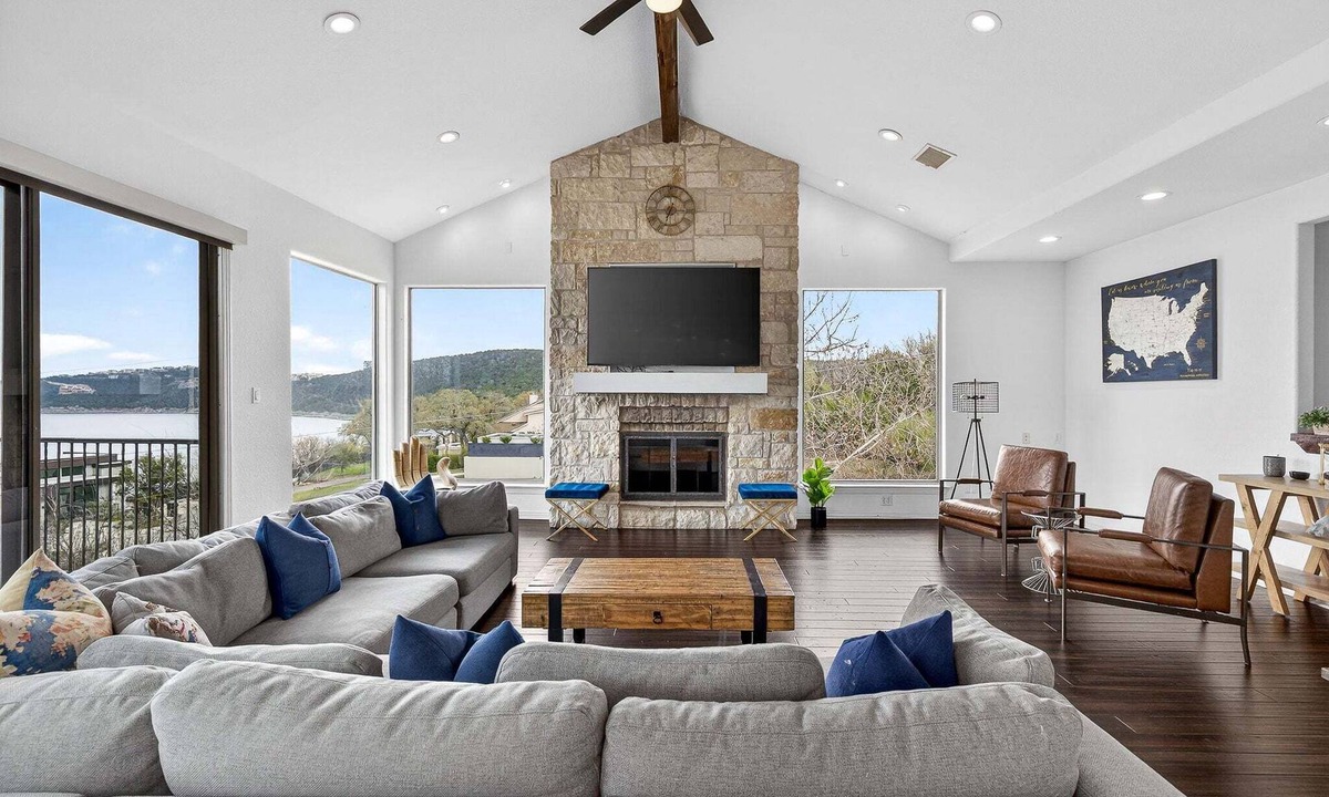 Rob Roy On The Lake House | Water's Edge | Spacious Group Retreat with Lake Travis Views!