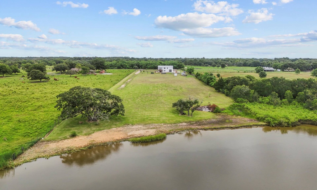 Alvin House | Waterfront 5 Acre Barndominium
