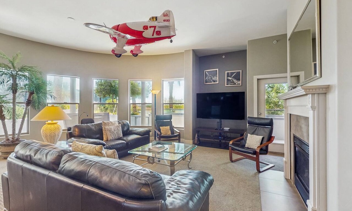Tempe Condo | Waterfront Getaway w/Free WiFi, Central A/C, Washer/Dryer, & Shared Pool
