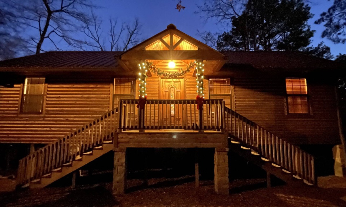 Karnack Cabin | Waterfront log cabin! 3 bed, 2 bath, 5 kayaks, sleeps 10. Boat dock, fire pit