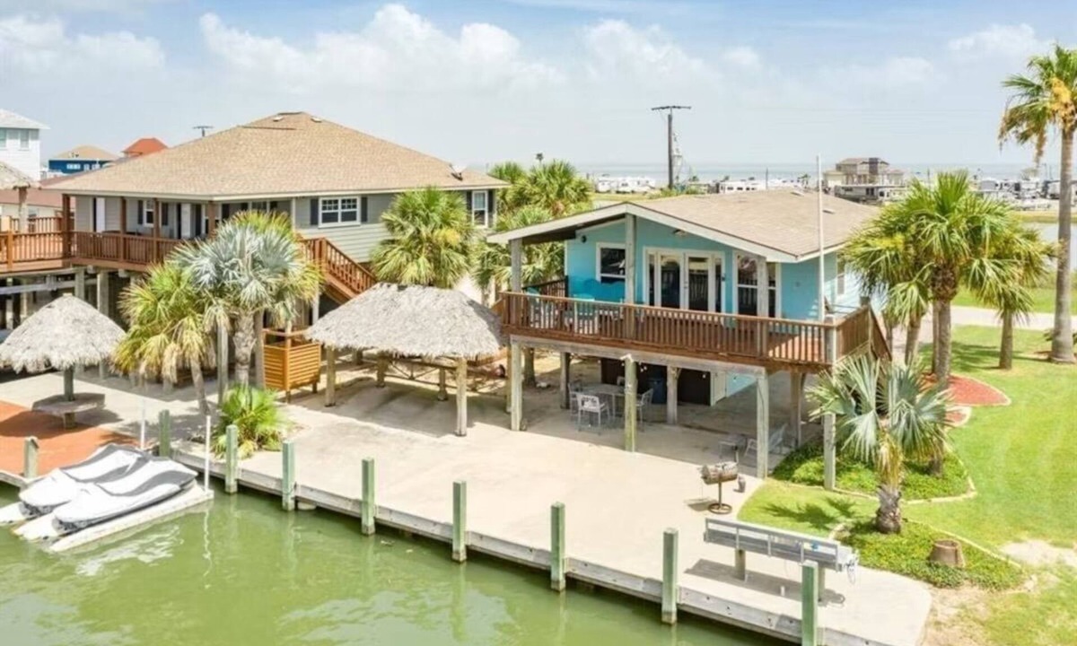San Luis House | WEEKDAY SPECIAL! This canal home near San Luis Pass has great fishing !